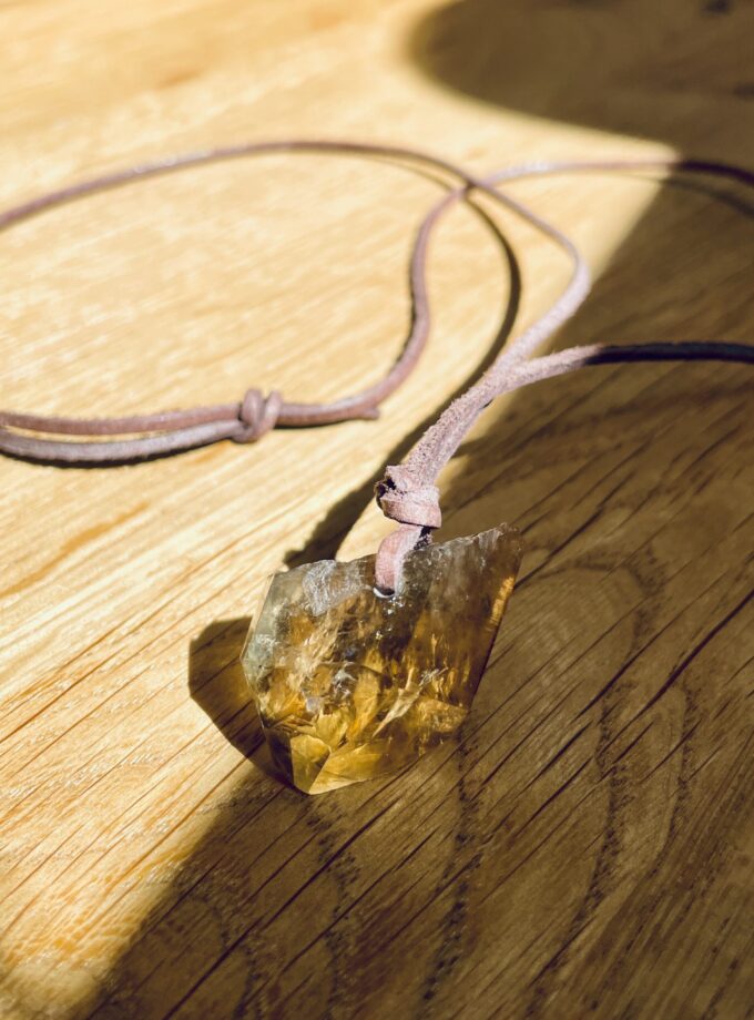 Naszyjnik z Cytrynem Naturalnym na rzemyku