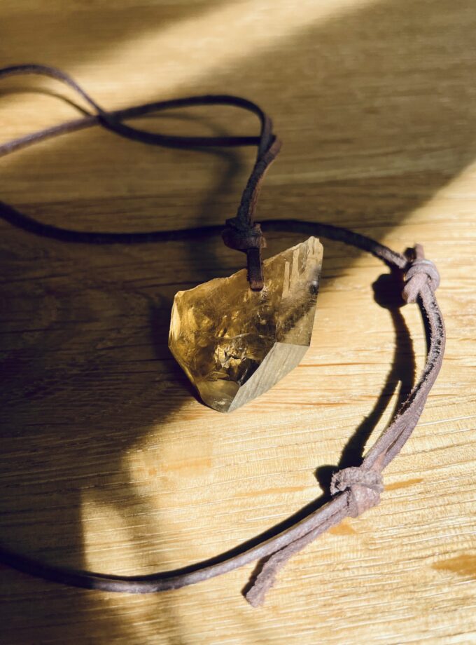 Naszyjnik z Cytrynem Naturalnym na rzemyku