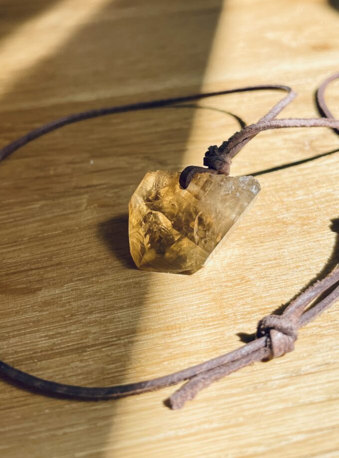 Naszyjnik z Cytrynem Naturalnym na rzemyku