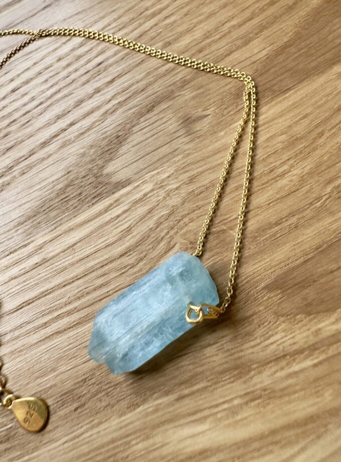 Naszyjnik z dużym Akwamarynem z Luc Yen, Wietnam