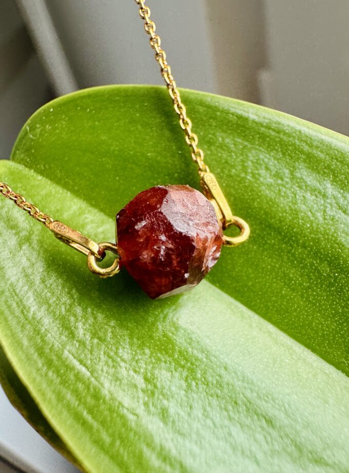 Naszyjnik z Granatem Hessonitem, Pakistan