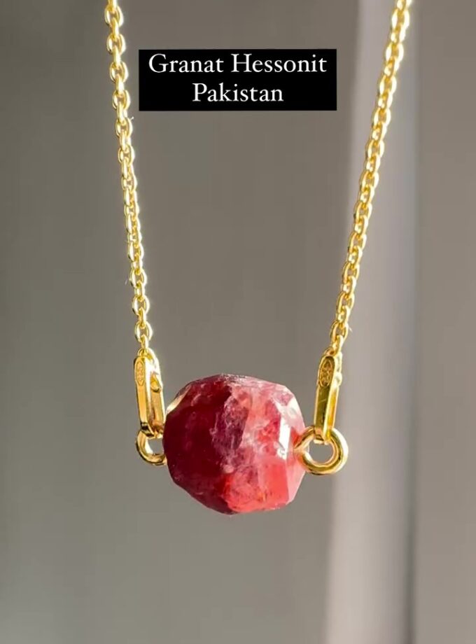 Naszyjnik z Granatem Hessonitem, Pakistan
