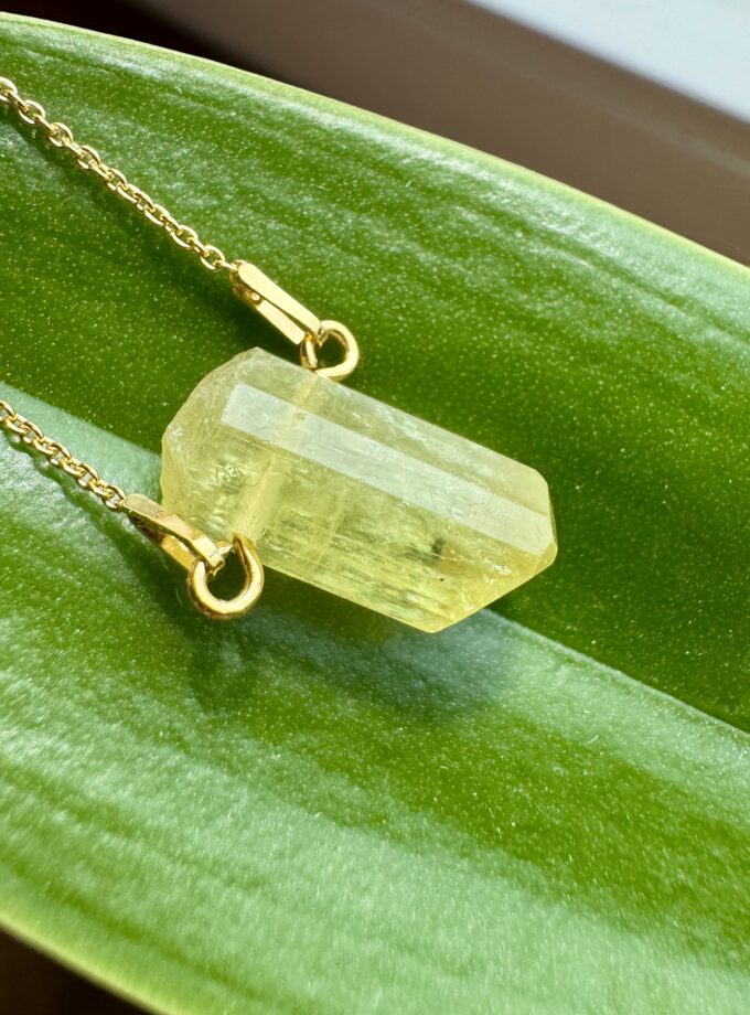 Naszyjnik z naturalnym kryształem Apatytu z Maroka