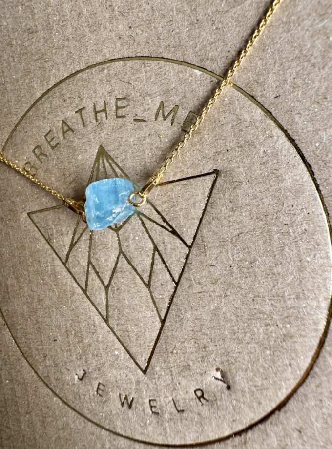 Naszyjnik z małym Akwamarynem z Luc Yen (Wietnam)