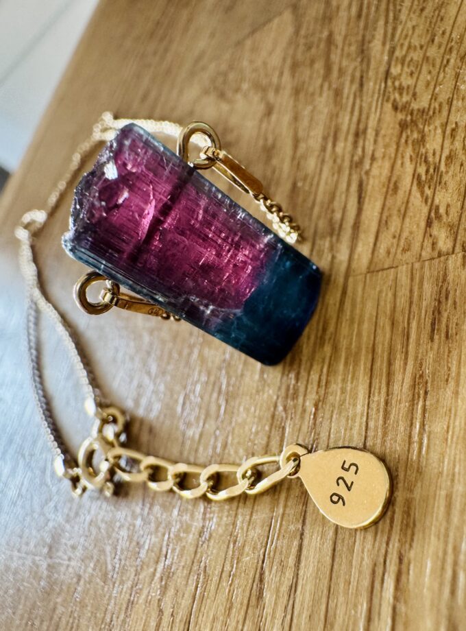 Naszyjnik z dwubarwnym Turmalinem (Rubelit–Indygolit) z Paprok