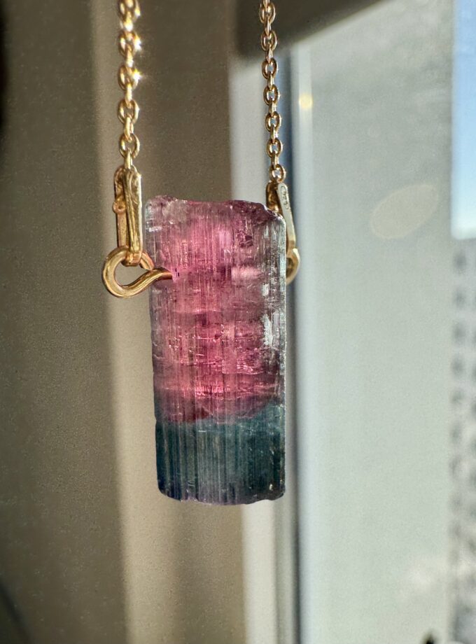 Naszyjnik z dwubarwnym Turmalinem (Rubelit–Indygolit) z Paprok